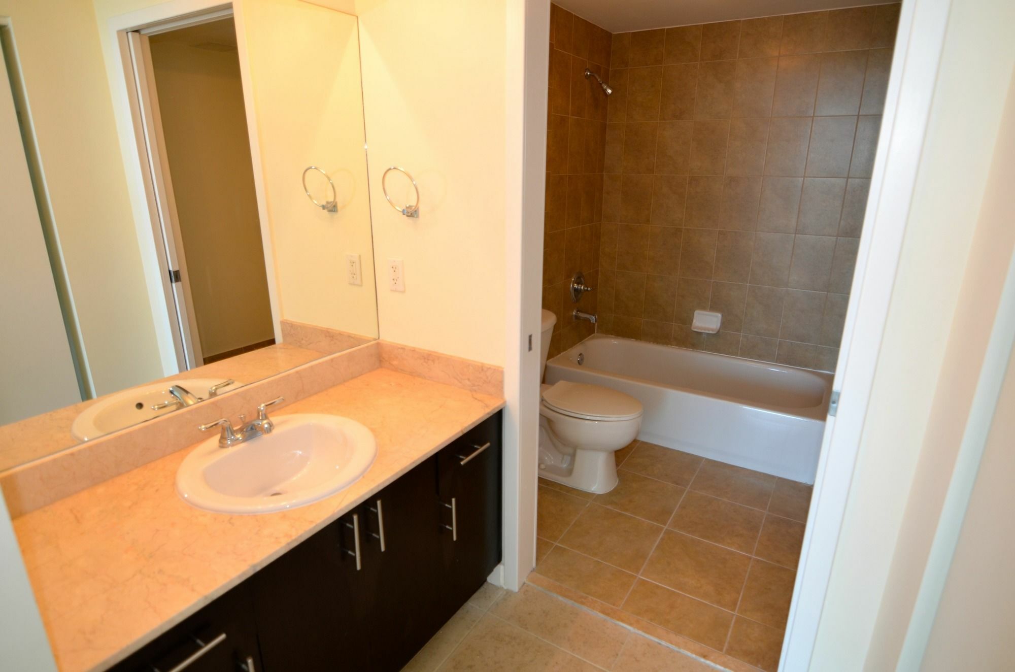 Riviera Luxury Living At River Oaks Marina And Tower Apartment *